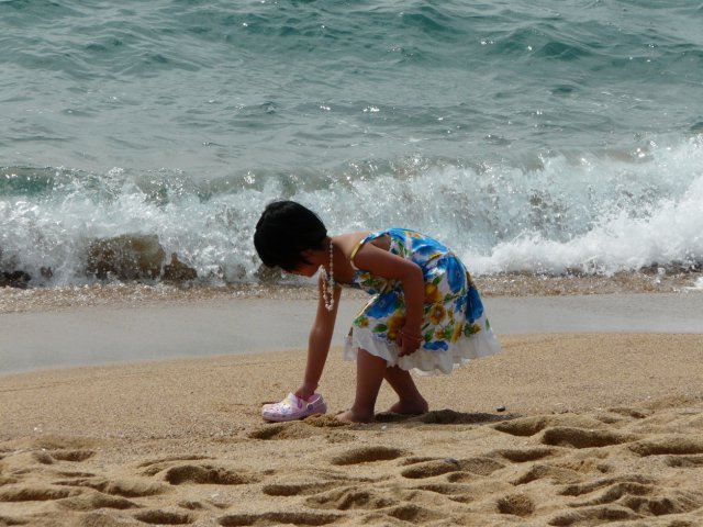 海边的小姑娘.jpg