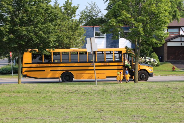 Day4_03_YellowSchoolBus和一群可爱的小baby.JPG