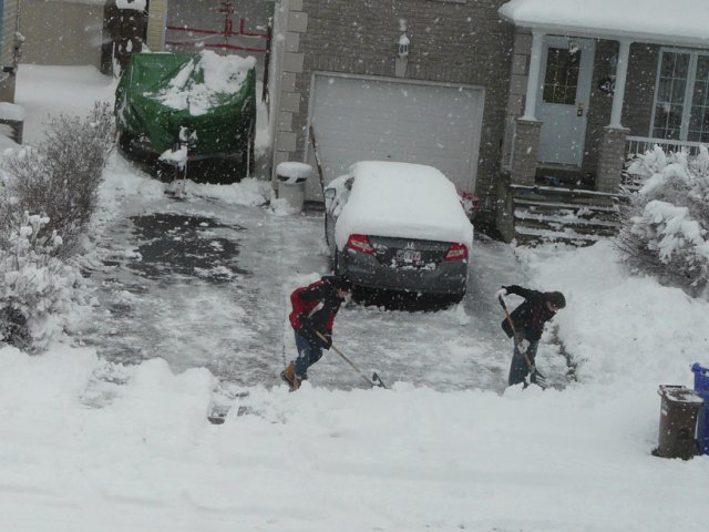 对面邻居夫妇在铲雪.jpg