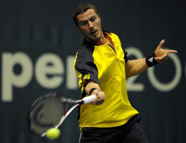 Marat Safin strikes a forehand.jpg